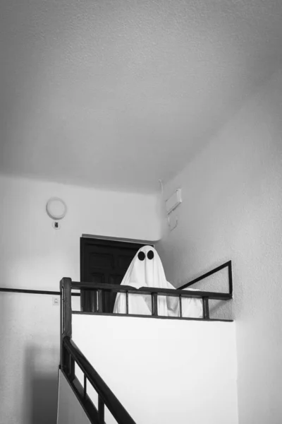 Fantasma Cubierto Con Una Sábana Fantasma Blanca Final Las Escaleras —  Fotos de Stock