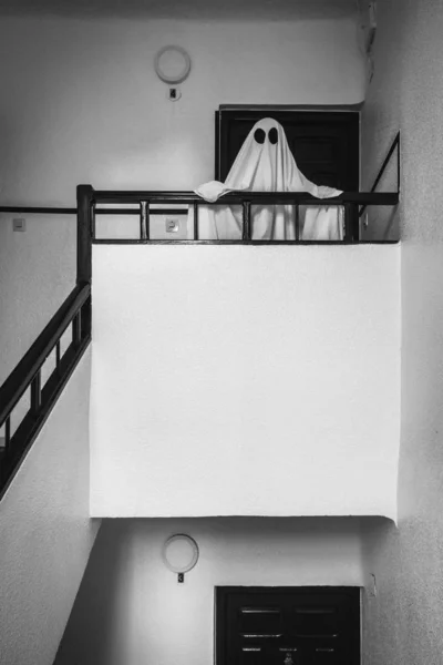 Призрак Покрытый Белым Призраком Конце Лестницы Заброшенного Здания Хэллоуин — стоковое фото