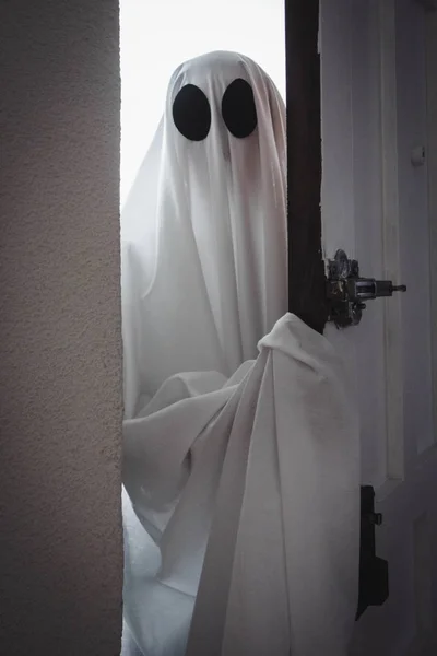 Fantôme Recouvert Drap Fantôme Blanc Derrière Porte Concept Halloween — Photo