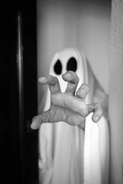 Fantasma Cubierto Con Una Sábana Blanca Detrás Puerta Concepto Halloween —  Fotos de Stock