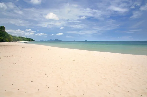 Paradise Thung San Playa Con Arena Blanca Acantilado Piedra Caliza — Foto de Stock