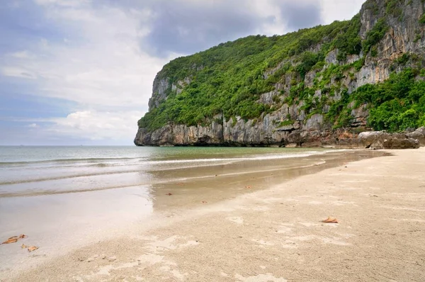 Ein Strand Mit Weißem Sand Und Felsigen Kalksteinklippen Bezirk Patho — Stockfoto