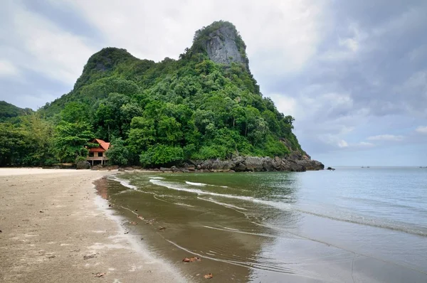 Ein Strand Mit Weißem Sand Und Felsigen Kalksteinklippen Bezirk Patho — Stockfoto