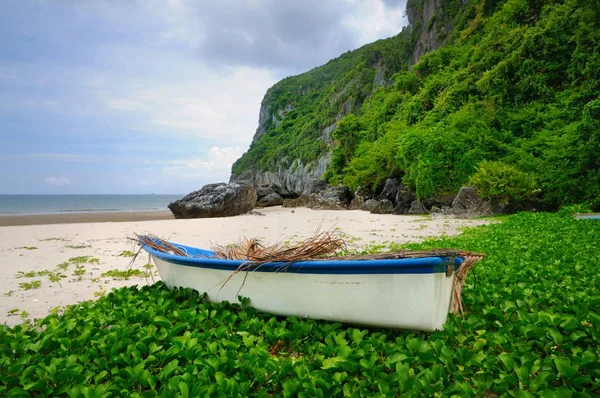 Vit Blå Fiskebåt Stranden Med Vit Sand Och Steniga Kalksten — Stockfoto