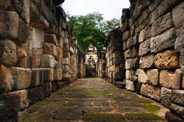 11. yüzyıl antik Khmer tapınağı Prasat Sdok Kok Thom Galerisi iç kırmızı kumtaşı ve laterite inşa ve Sa Kaeo İl Tayland Hindu tanrısı Shiva adanmış