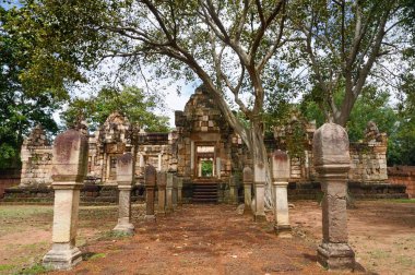 Geçit müstakil taş mesaj 11. yüzyıl antik Khmer tapınağı Prasat Sdok Kok Thom kırmızı kumtaşı ve laterite inşa ve Sa Kaeo İl Tayland Hindu tanrısı Shiva adanmış kapıları laterite taş döşeli
