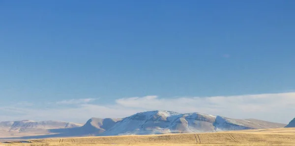 Winterlandschaft Mit Glatten Hügeln Bedeckt Mit Gelbem Trockenen Gras Und — Stockfoto