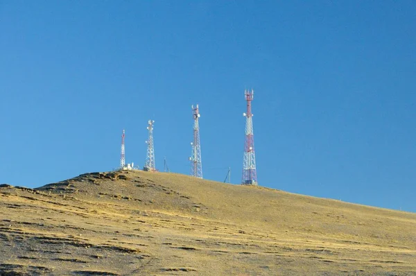 Herbstlandschaft Mit Telekommunikationstürmen Auf Einem Mit Trockenem Gelbem Gras Bedeckten — Stockfoto