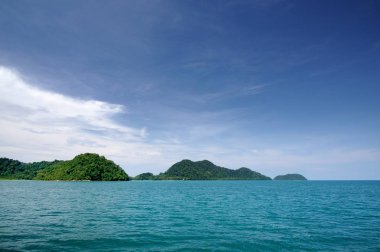 Turkuaz tropikal deniz, yatay, koyu mavi gökyüzü beyaz bulutlar ve tropikal Koh Chang Adası Tayland Trat il ufukta