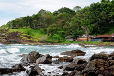 Issız kayalık sahil şeridi ve tropikal Koh Chang Adası Tayland Trat il bir sörf ile turkuaz tropik fırtına deniz görünümü