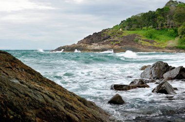 Issız kayalık sahil şeridi ve tropikal Koh Chang Adası Tayland Trat il bir sörf ile turkuaz tropik fırtına deniz görünümü