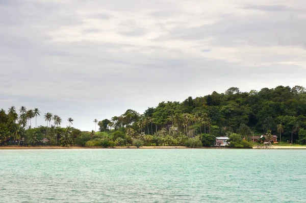 Tropische Landschaft Mit Bernsteinfarbenem Sandstrand Felsen Kokospalmen Und Türkisfarbenem Tropischem — Stockfoto