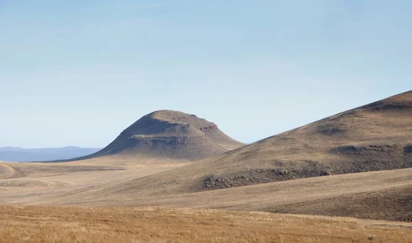 Paisaje Otoñal Con Suaves Colinas Cubiertas Hierba Amarilla Seca Bajo — Foto de Stock