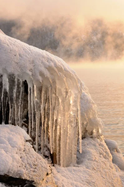 Pedras Rochosas Cobertas Gelo Neve Icicles Margem Rio Yenisei Durante — Fotografia de Stock