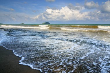Kumlu sahilde günbatımı sırasında Prachuap Khiri Khan il Tayland kıyısında sörf.