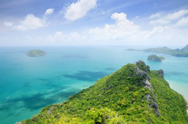 Tayland Körfezi kıyı şeridi Prachuap Khiri Khan il Tayland yakınındaki küçük ıssız adaları havadan görünümü
