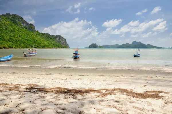 Thai Longtail Fishing Boats Sandy Beach Manao Bay Low Tide — Stock Photo, Image