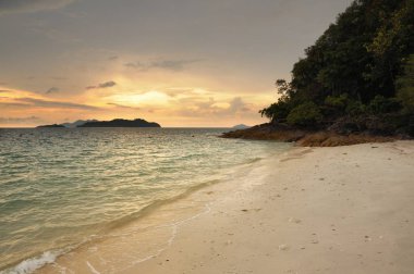 Tayland Koh Chang adasında tropikal kumlu plajda günbatımı.
