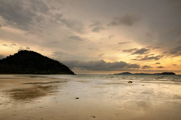タイのチャーン島の干潮時の熱帯の砂浜の夕日 — ストック写真
