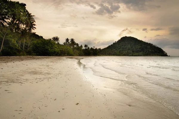 泰国象岛热带沙滩上的日落 — 图库照片