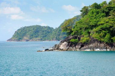Tropikal Koh Chang Adası, Tayland volkanik kıyı şeridi.