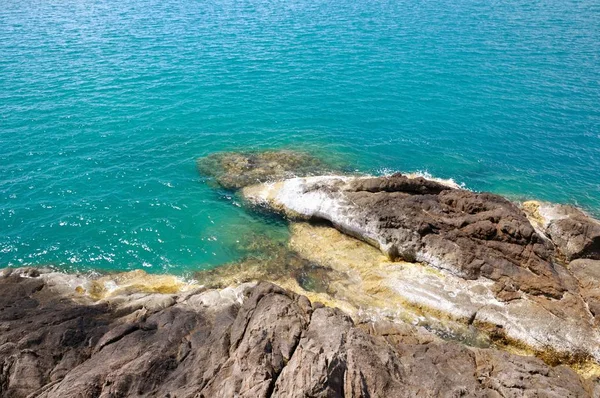 Koh Chang Adası Nın Kıyı Şeridinde Turkuaz Deniz Volkanik Kayalar — Stok fotoğraf