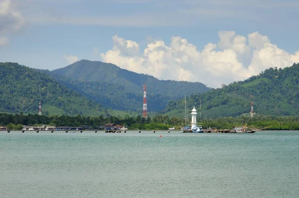 Paesaggio Tropicale Con Mare Molo Faro Montagne Coperte Foresta Pluviale — Foto Stock