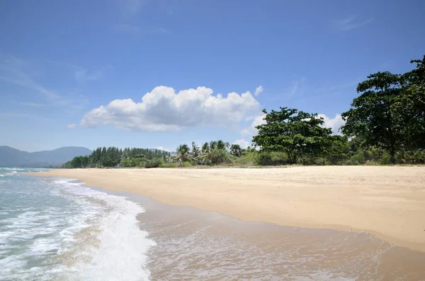 绿松石热带海水冲浪 波浪泡沫 空沙滩的蓝天 纳丹海滩在纳洪西坦马拉特省卡诺姆区 — 图库照片