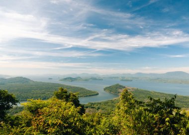 Tayland Ranong eyaletinde ufukta Kra Buri nehri ve dağları ile tropikal manzara havadan görünümü. Khao Fa Chi bakış açısı.