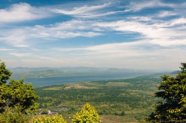 Tayland Ranong eyaletinde ufukta Kra Buri nehri ve dağları ile tropikal manzara havadan görünümü. Khao Fa Chi bakış açısı.