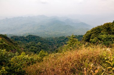 Tayland Kanchanaburi eyaletinde Khao Laem Milli Parkı sonbaharda sisli dağ manzara.