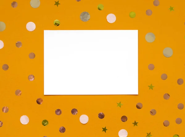Aufkleber zur Aufnahme auf orangefarbenem Hintergrund mit Konfetti. — Stockfoto