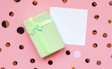 Pembe bir arka plan üzerinde yazıt ile hediye etiket