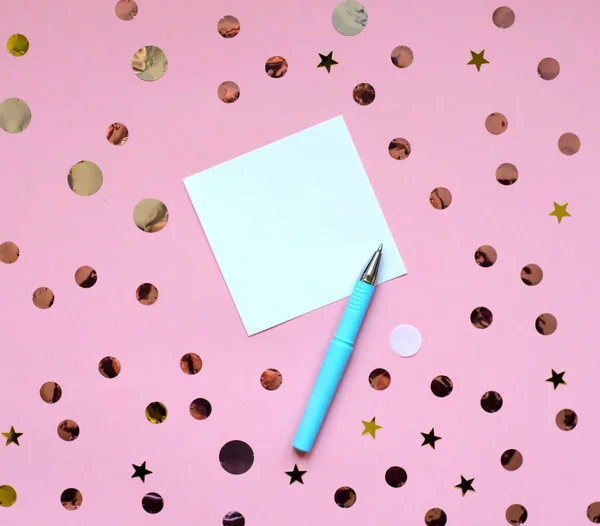 Ein Ort zum Aufnehmen und Stiften auf rosa Hintergrund. — Stockfoto