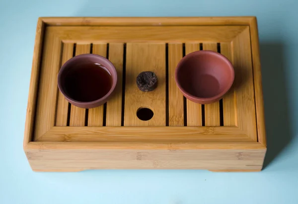 Duas Xícaras Chá Uma Mesa Chinesa Fundo Azul — Fotografia de Stock