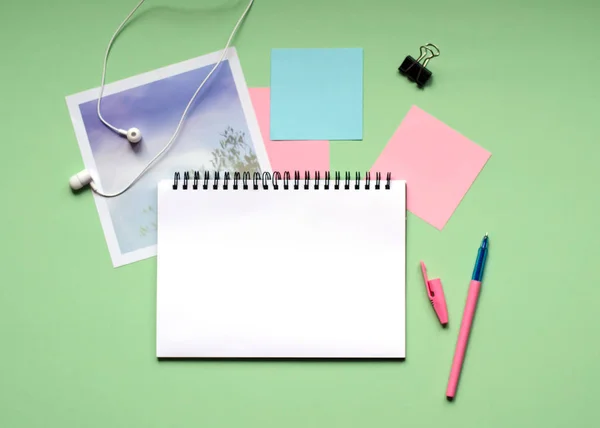 Bir bahar yeşil bir arka plan üzerinde beyaz yastık. Office. Pembe çıkartmaları.