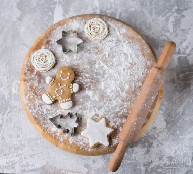 Noel kek hazırlanması. Dağınık un masanın üzerinde. Noel