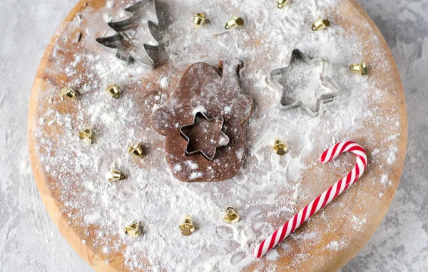 Noel kek hazırlanması. Dağınık un masanın üzerinde. Noel