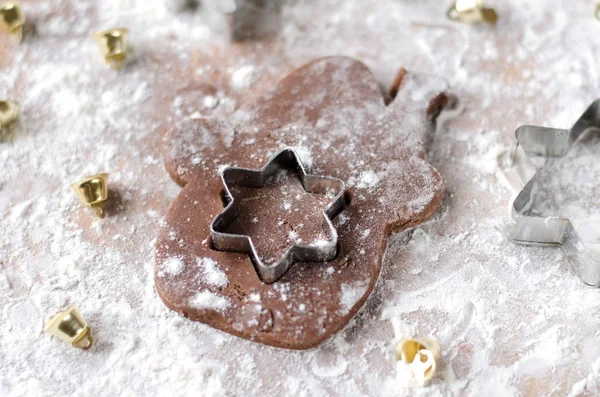 Noel kek hazırlanması. Dağınık un masanın üzerinde. Noel