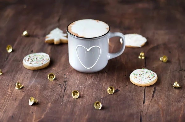Kakao ile Noel gingerbread ahşap bir masa üzerinde rahat metal fincan.