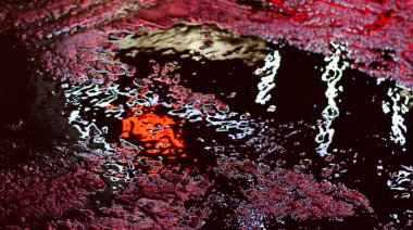 Islak asfalt üzerinde parlak lekeler ile muhteşem doku.