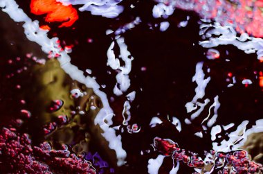 Muhteşem doku ile ıslak asfalt üzerinde parlak lekeler. Bulanıklaştırma