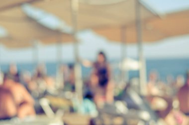 Bulanık arka plan şezlong ve şemsiyeleri sahilde