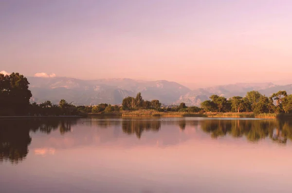 Puesta de sol en el lago. Cielo rosado. Cálido verano — Foto de Stock