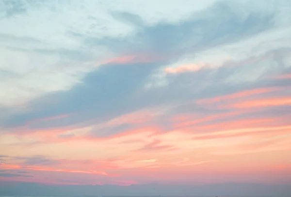 Turkuaz bulutlu pembe günbatımı. Güzel gökyüzü.