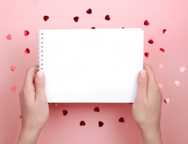 Ellerini beyaz dizüstü bilgisayarda. Pembe kalp