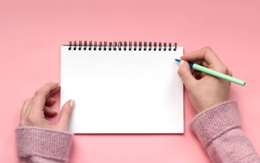 Pembe bir arka plan üzerinde yazmak için beyaz Not defteri.