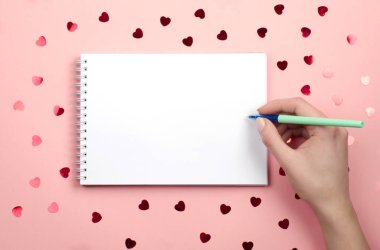 Pembe bir arka plan üzerinde yazmak için beyaz Not defteri.