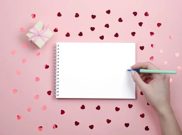 Pembe bir arka plan üzerinde yazmak için beyaz Not defteri.