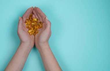 Tablet mavi zemin üzerine sarı balık yağı. Vitaminler